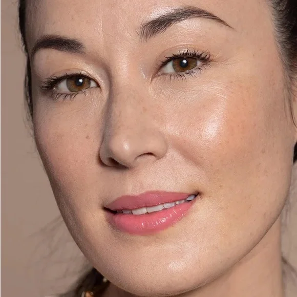 3/$50 💫 ILIA
Balmy Gloss Tinted Lip Oil in Petals - Picture 3 of 7